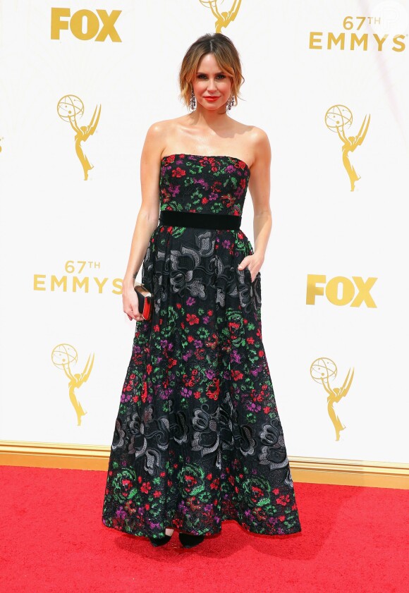 Keltie Knight foi de vestido com estampa floral de Elie Saab ao Emmy Awards 2015, neste domingo, 20 de setembro de 2015