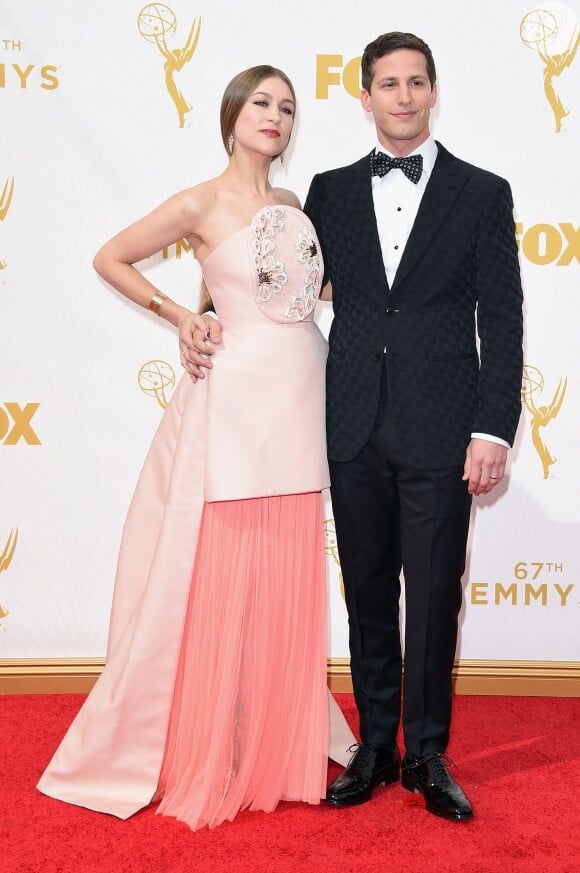 Joanna Newsom foi com o marido, Andy Samberg, apresentador do Emmy Awards 2015. A cantora escolheu look exótico Delpozo para o evento
