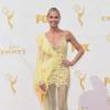 Heidi Klum apostou em vestido amarelo com renda e transparência da grife Versace para o Emmy Awards 2015, neste domingo, 20 de setembro de 2015