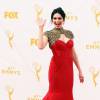 Laura Prepon escolheu vestido vermelho Christian Siriano para o Emmy Awards 2015, neste domingo, 20 de setembro de 2015
