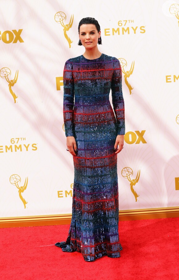 Jaimie Alexander foi ao Emmy Awards 2015 de vestido colorido e com brilhos de Armani Privé
