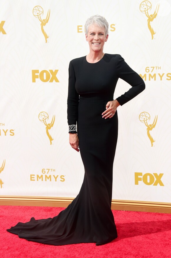 Jamie Lee escolheu vestido preto Stella McCartney para o Emmy Awards 2015, neste domingo, 20 de setembro de 2015