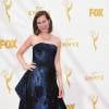 Kristen Schaal apostou em vestido azul de Rubin Singer para o Emmy Awards 2015, neste domingo, 20 de setembro de 2015
