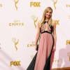 Joanne Froggatt apostou em vestido rosa com preto do estilista J.Mendel para o Emmy Awards 2015, neste domingo, 20 de setembro de 2015