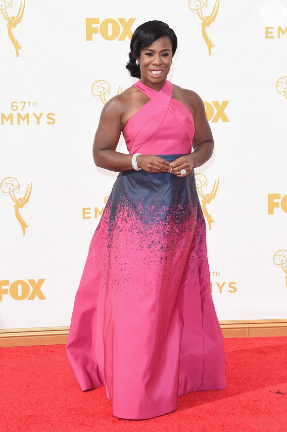 Uzo Aduba apostou em vestido Jonathan Cohen para o Emmy Awards 2015, neste domingo, 20 de setembro de 2015