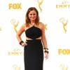 Amy Poehler escolheu vestido preto com recortes da grife Michael Kors para o Emmy Awards 2015, neste domingo, 20 de setembro de 2015