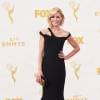 Julie Bowen escolheu vestido preto Georges Chakra Couture para o Emmy Awards 2015, neste domingo, 20 de setembro de 2015