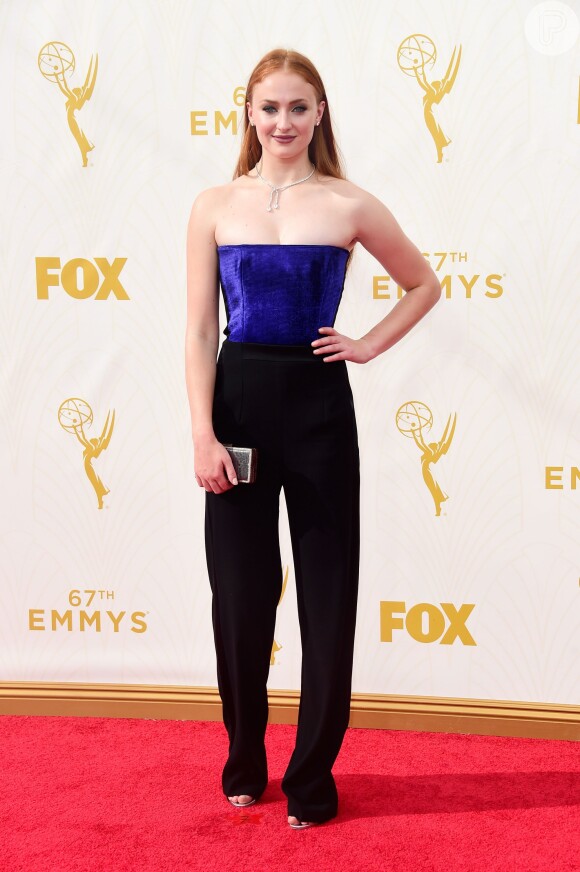 Sophie Turner escolheu look Galvan para o Emmy Awards 2015, neste domingo, 20 de setembro de 2015