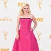 Elisabeth Moss escolheu vestido tomara que caia rosa de Oscar de la Renta para o para o Emmy Awards 2015, neste domingo, 20 de setembro de 2015