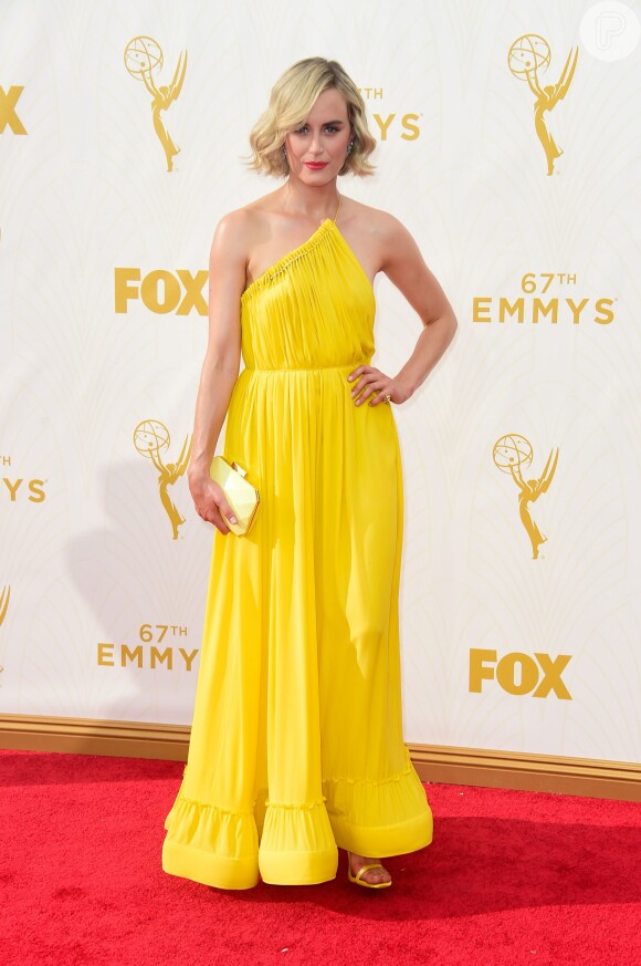 Taylor Schilling apostou em vestido amarelo Stella McCartney para o Emmy Awards 2015, neste domingo, 20 de setembro de 2015