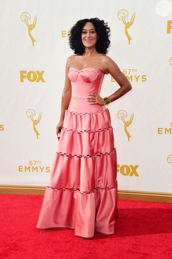 Tracee Ellis Ross foi de vestido rosa Zac Posen ao Emmy Awards 2015, neste domingo, 20 de setembro de 2015