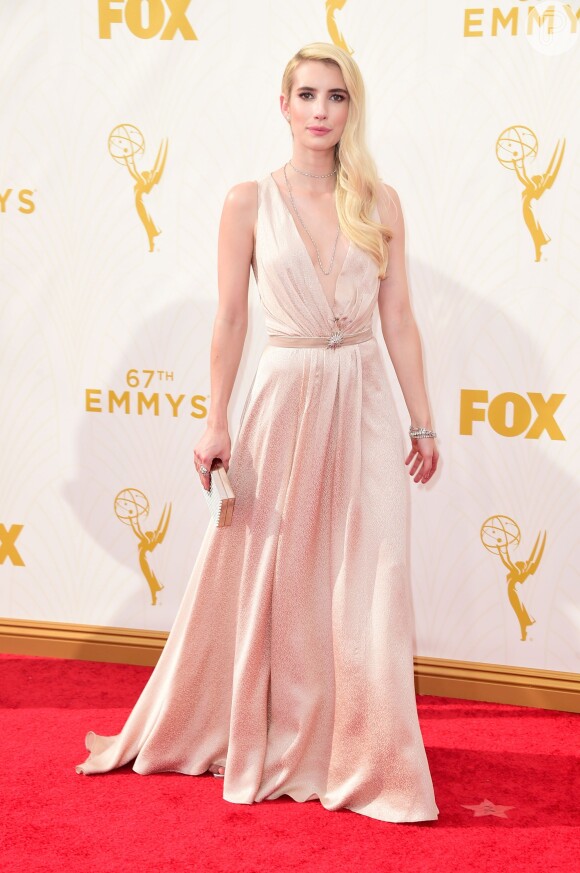 Emma Roberts escolheu vestido em tom nude de Jenny Packham para o Emmy Awards 2015, neste domingo, 20 de setembro de 2015