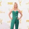 January Jones escolheu macacão verde de Ulyana Sergeenko Couture para o Emmy Awards 2015, neste domingo, 20 de setembro de 2015