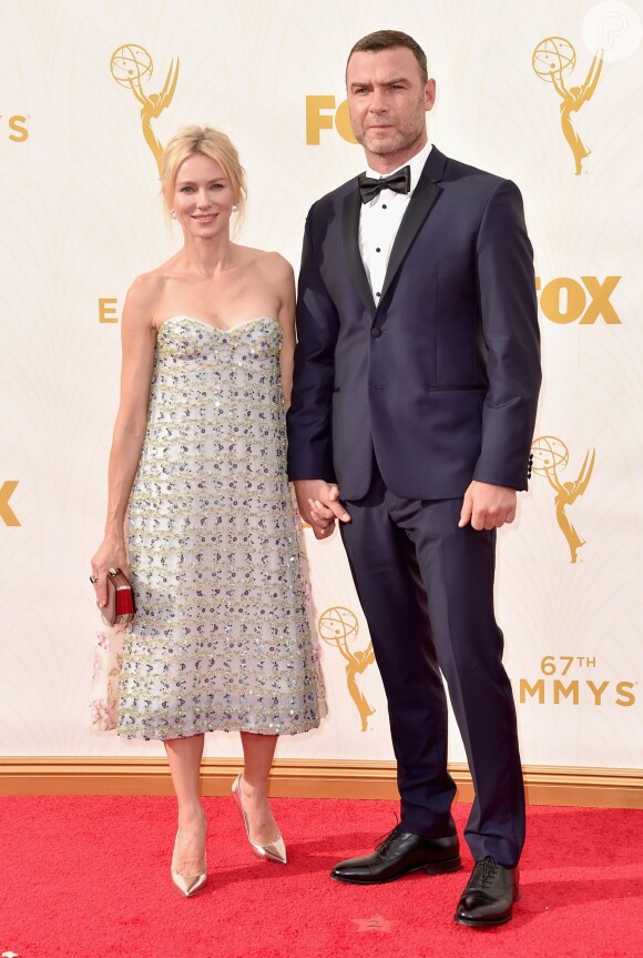 Naomi Watts foi ao Emmy Awards 2015 com o marido, Liev Schreiber. A atriz escolheu vestido midi Christian Dior