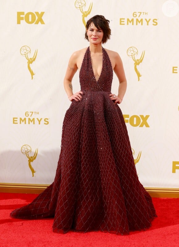 Lena Headey foi de vestido Zuhair Murad com brilhos ao Emmy Awards 2015