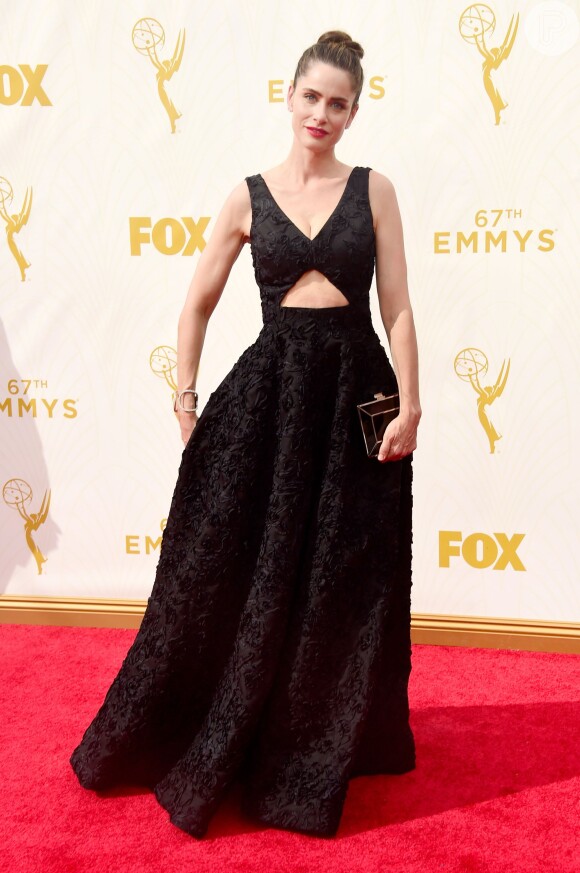 Amanda Peet apostou em vestido Michael Kors preto, com recorte na barriga para o Emmy Awards 2015, neste domingo, 20 de setembro de 2015