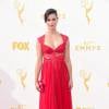 Morena Baccarin foi de vestido vermelho Reem Acra Resort ao Emmy Awards 2015, neste domingo, 20 de setembro de 2015