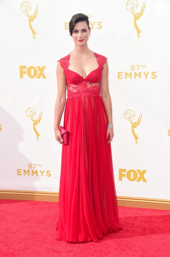 Morena Baccarin foi de vestido vermelho Reem Acra Resort ao Emmy Awards 2015, neste domingo, 20 de setembro de 2015