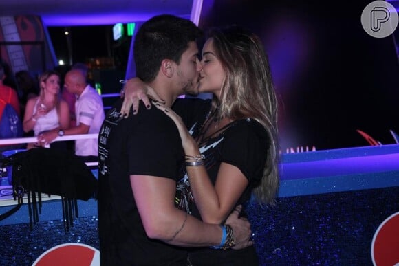 Arthur Aguiar e a namorada, a atriz Camila Mayrink, aos beijos, no Rock in Rio 2015