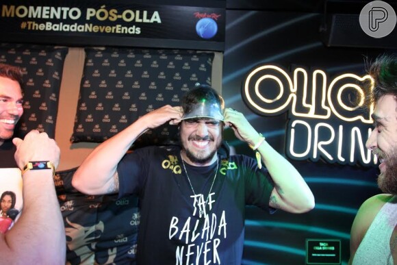 Caio Castro brincou com uma camisinha da marca de preservativos que é garoto-propaganda e que tinha estande no Rock in Rio 2015