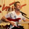 Alexandre Nero ganhou uma guitarra personalizada e deu uma palinha para os convidados de cum dos camarotes no Rock in Rio