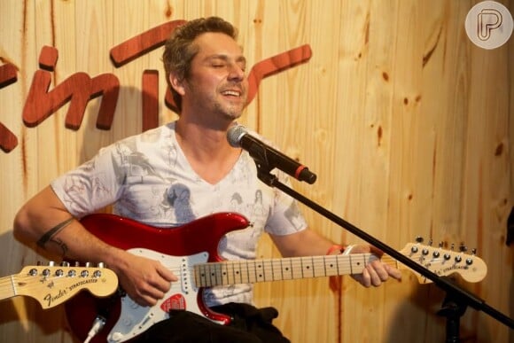Alexandre Nero ganhou uma guitarra personalizada e deu uma palinha para os convidados de cum dos camarotes no Rock in Rio