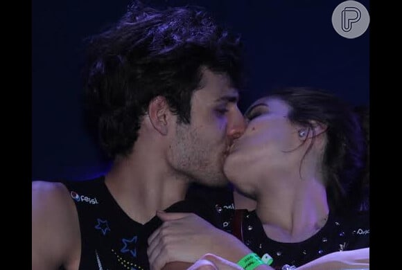 Camila Queiroz beija o namorado, Lucas Cattani