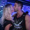A blogueira fitness Gabriela Pugliesi beija o namorado, Erasmo Vianna