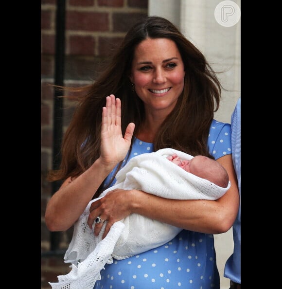 Kate Middleton acena com o filho nos braços