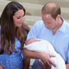 Príncipe William segura o filho ao lado da mulher, Kate Middleton