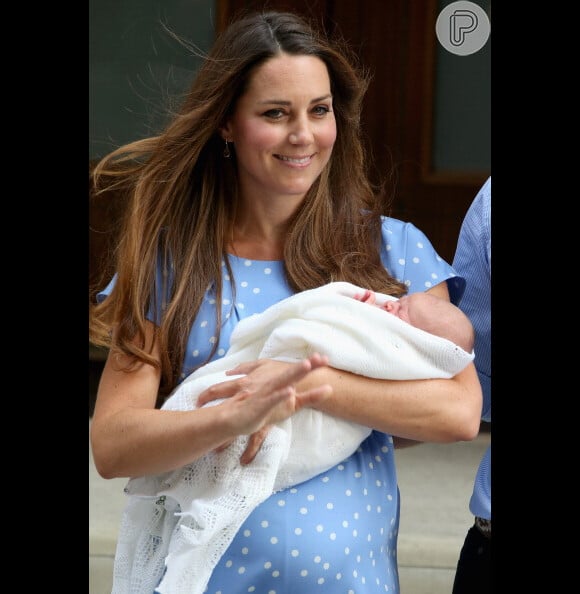 Kate Middleton posa com seu filho sorridente