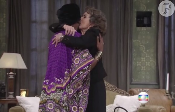 Betty Faria beijou Nando Cunha durante o humorístico