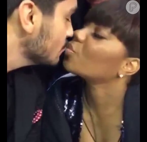 O cantor sertanejo Luan Santana surpreendeu e beijou Ludmilla nos bastidores do Prêmio Multishow 2015