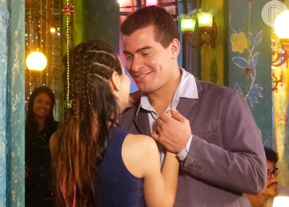 Rodrigo (Thiago Martins) se declara para Amaralina (Sthéfany Brito) e a pede que ela seja sua namorada, em 'Flor do Caribe', em 25 de julho de 2013