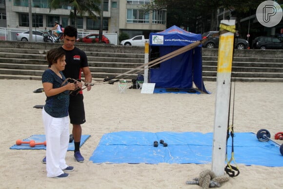 Claudia praticou treino funcional na praia e fez todos os exercícios, bastante disciplinada