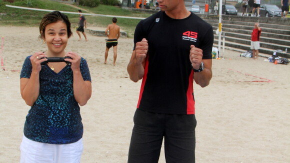 Com esclerose múltipla, Claudia Rodrigues sorri em treino funcional na praia