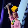 Com o cabelo rosa, cantora escolheu um look geométrico super chamativo para o VMA 2011