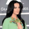 Decotão é uma das opções de Katy Perry, que surgiu com os cabelos alisados no Grammy 2013