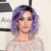 Katy Perry exibiu piercing no nariz e cabelo em tons de roxo no Grammy deste ano