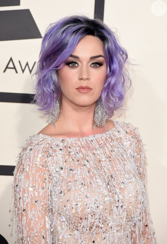 Katy Perry exibiu piercing no nariz e cabelo em tons de roxo no Grammy deste ano