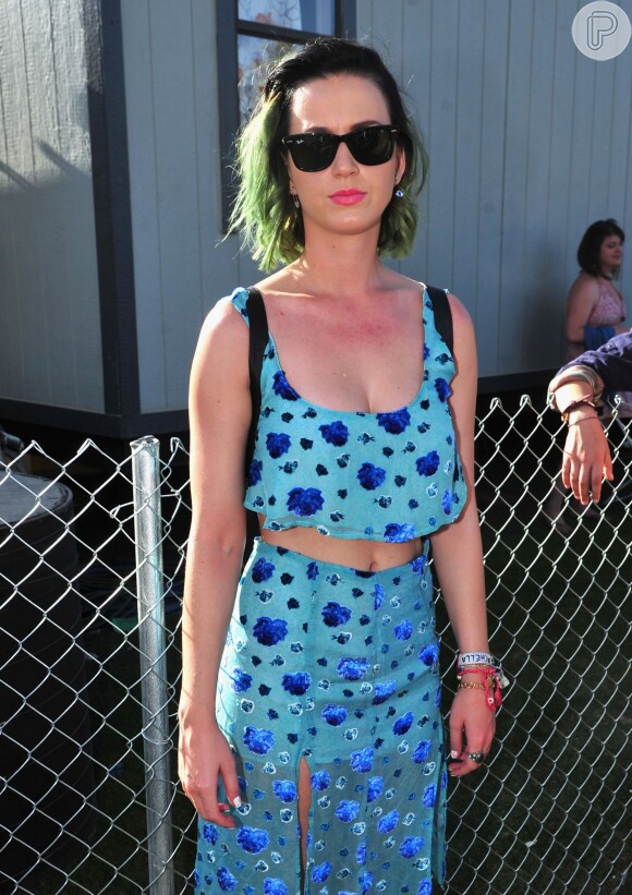 Ela apareceu bronzeada e de cabelos verdes no festival de Coachella, em 2015