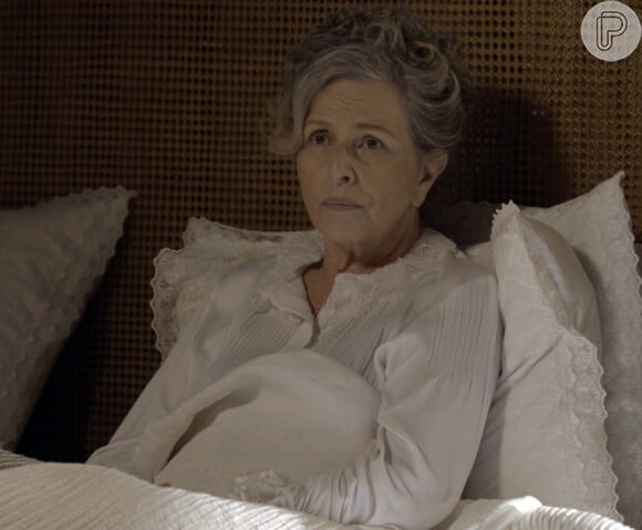 Vitória (Irene Ravache) tem carinho por Lívia (Alinne Moraes), mesmo sem saber que a jovem é sua neta, na novela 'Além do Tempo'