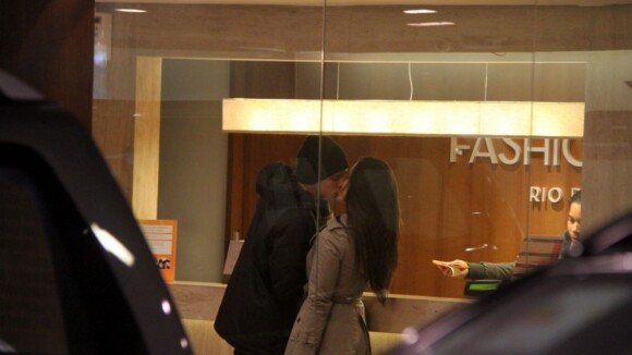 Cleo Pires e Rômulo Neto são flagrados aos beijos durante passeio em shopping