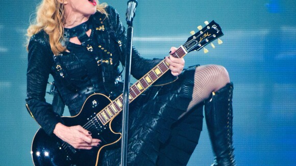 Madonna faz exigências em shows e choca ao pedir que funcionário beije seus pés