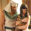Tais (Babi Xavier) com a gata Mekal no colo. O Egito sofrerá com a chegada da quinta praga: peste nos animais