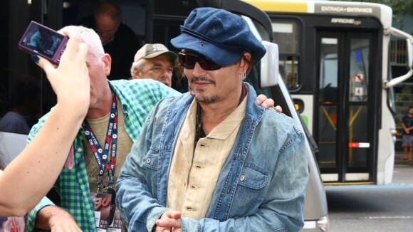 Johnny Depp é assediado por fãs após passagem de som do Rock in Rio