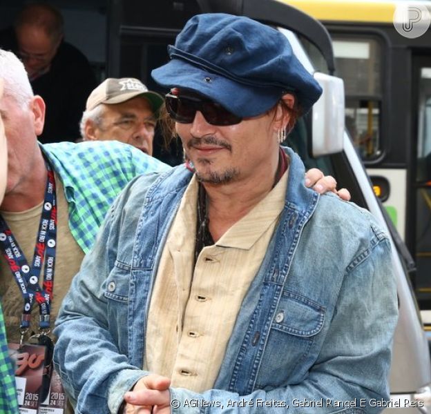 Johnny Depp é assediado por fãs após passagem de som do Rock in Rio, nesta quarta-feira, 23 de setembro de 2015
