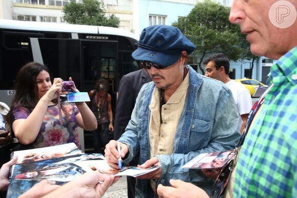 Johnny Depp é assediado por fãs após passagem de som do Rock in Rio, nesta quarta-feira, 23 de setembro de 2015