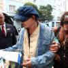 Johnny Depp é assediado por fãs após passagem de som do Rock in Rio, nesta quarta-feira, 23 de setembro de 2015