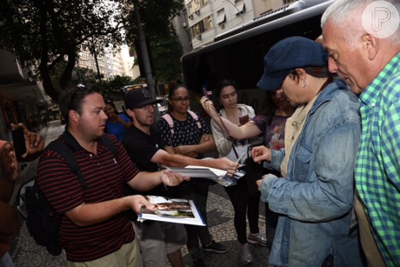 Johnny Depp é assediado por fãs após passagem de som do Rock in Rio, nesta quarta-feira, 23 de setembro de 2015